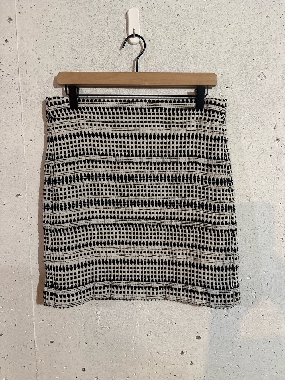 Loft Black & White Back Zipper Straight Skirt | Size: 8